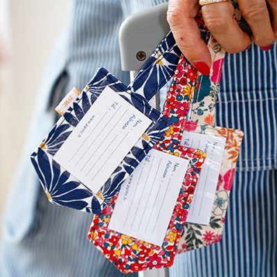 Coudre son étiquette pour valise