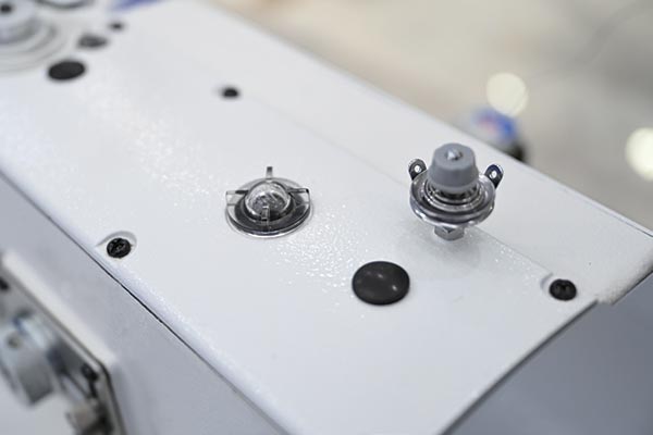 Lubrification automatique - Machine à coudre industrielle zigzag Jack 1530d