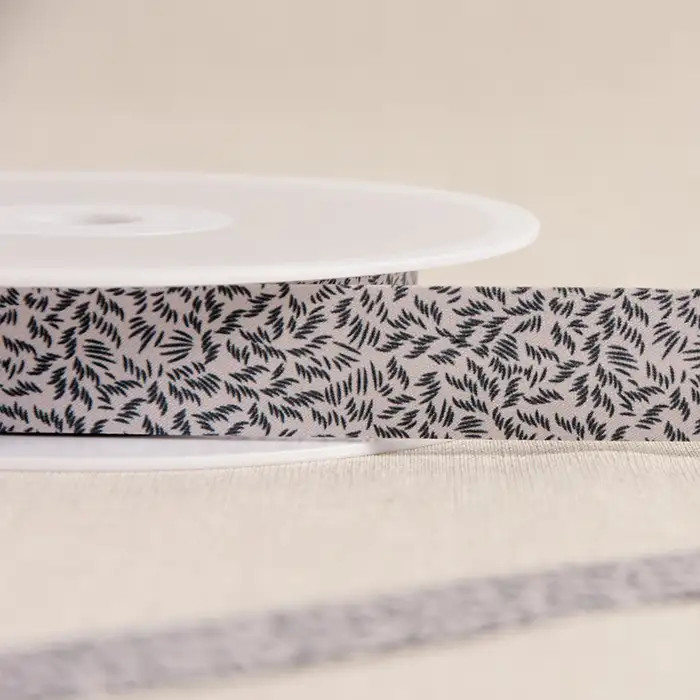 Biais beige feuillage fin noir 20mm au mètre Biais beige feuillage fin noir 20mm au mètre