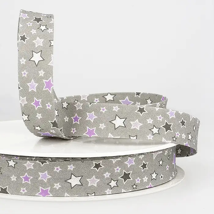 Biais gris avec étoiles mauves 20mm au mètre Biais gris avec étoiles mauves 20mm au mètre