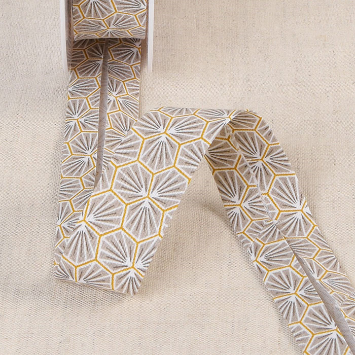 Biais replié "alvéoles" taupe 27mm au mètre Biais replié "alvéoles" taupe 27mm au mètre