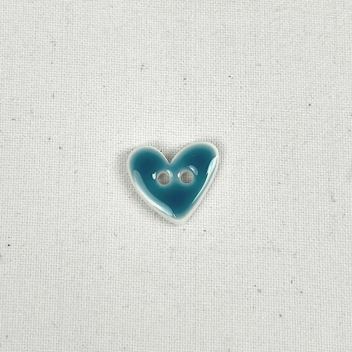 Bouton 15mm forme de coeur bleu canard effet émail Bouton 15mm forme de coeur bleu canard effet émail