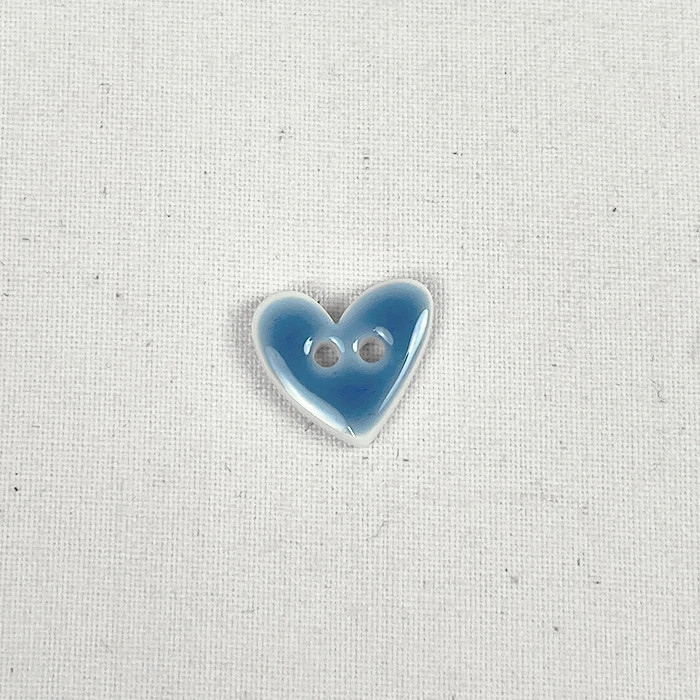 Bouton 15mm forme de coeur bleu jean effet émail Bouton 15mm forme de coeur bleu jean effet émail