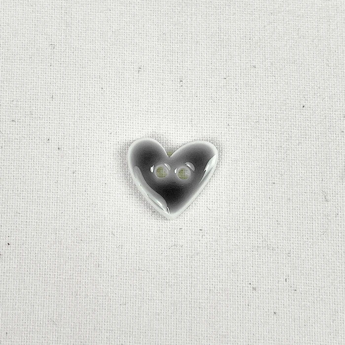 Bouton 15mm forme de coeur gris effet émail Bouton 15mm forme de coeur gris effet émail