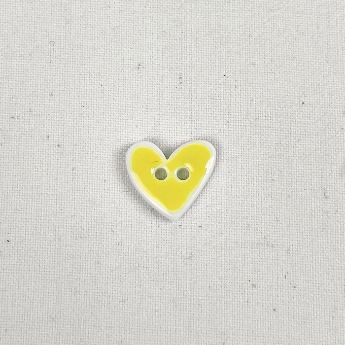 Bouton 15mm forme de coeur jaune effet émail Bouton 15mm forme de coeur jaune effet émail