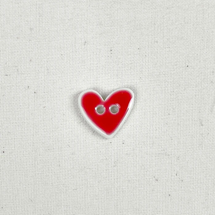 Bouton 15mm forme de coeur rouge effet émail Bouton 15mm forme de coeur rouge effet émail