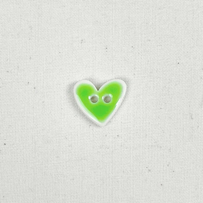Bouton 15mm forme de coeur vert effet émail Bouton 15mm forme de coeur vert effet émail