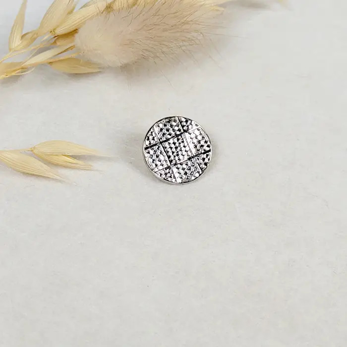 Bouton métal quadrillé argent 15mm Bouton métal quadrillé argent 15mm