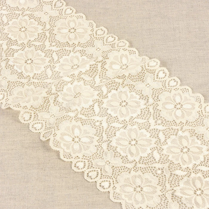 Dentelle élastique fleurs blanc cassé 18cm au mètre Dentelle élastique fleurs blanc cassé 18cm au mètre