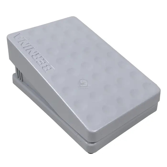 Pédale, rhéostat avec cordon sans stop matic Bernina Pédale, rhéostat avec cordon sans stop matic Bernina